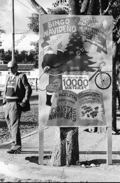 Image of sheet 19880910 photo 32: Nordamerikanische Touristen lernen wie man Tortillas macht. Eine Indianische Indigena Hotelangestellte zeigt wie. Aeltere Guatemaltecos in den Strasse. Arbeiter renovieren die alte Kathedrale. Marimba spielen für Touristen. Indio Indianer Mann geht auf junge Frau los. Strassenszenen. Alte Frau im Abendlicht. Kleinkind neben den Füssen ihrer Mutter. Kleine Buben spielen den Tod. 1988 Guatemala