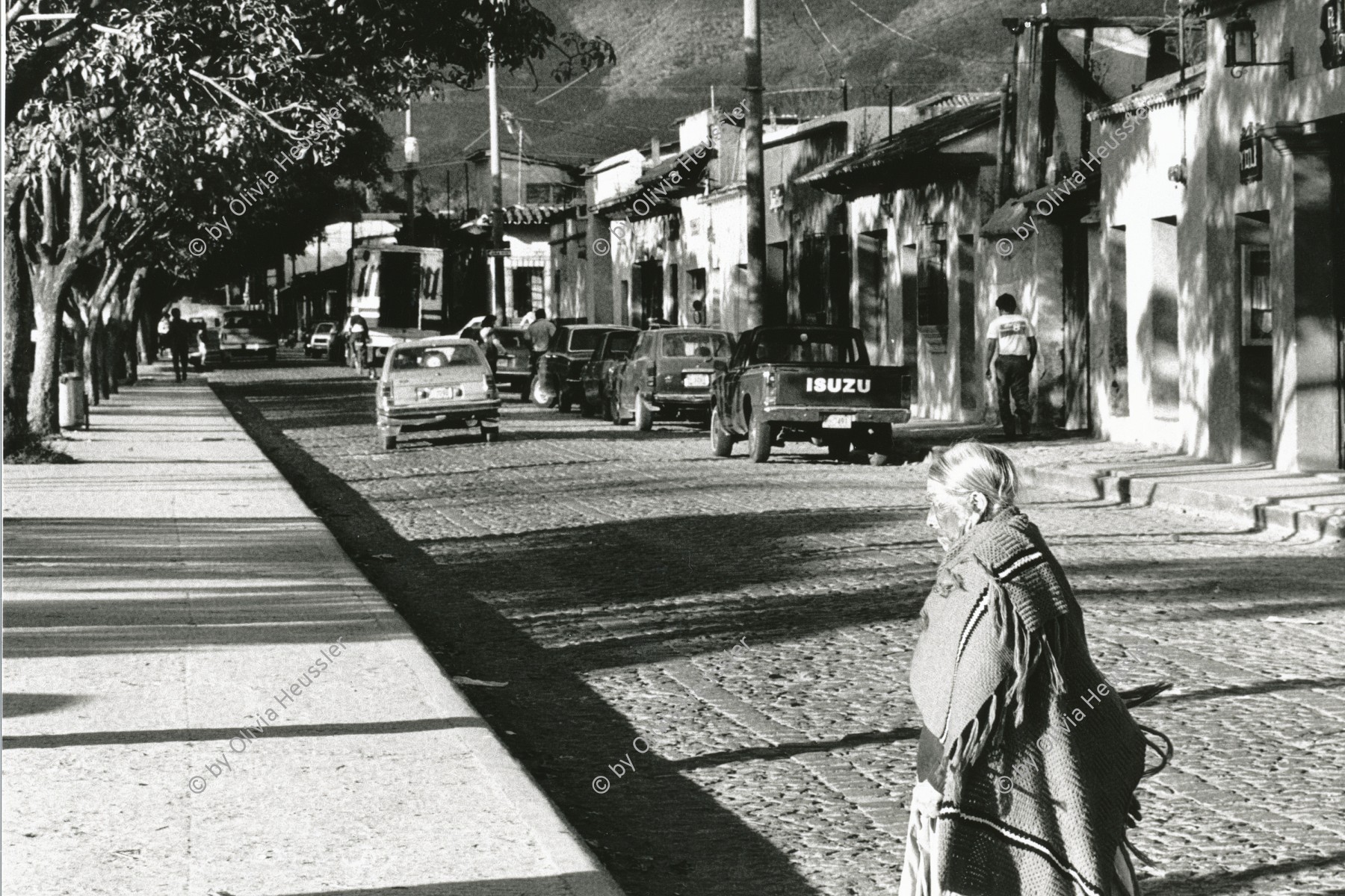 Image of sheet 19880910 photo 35: Eine Indianische Indigena Aeltere Guatemaltecos in den Strasse. Indio Indianer  Alte Frau im Abendlicht. 1988 Guatemala √