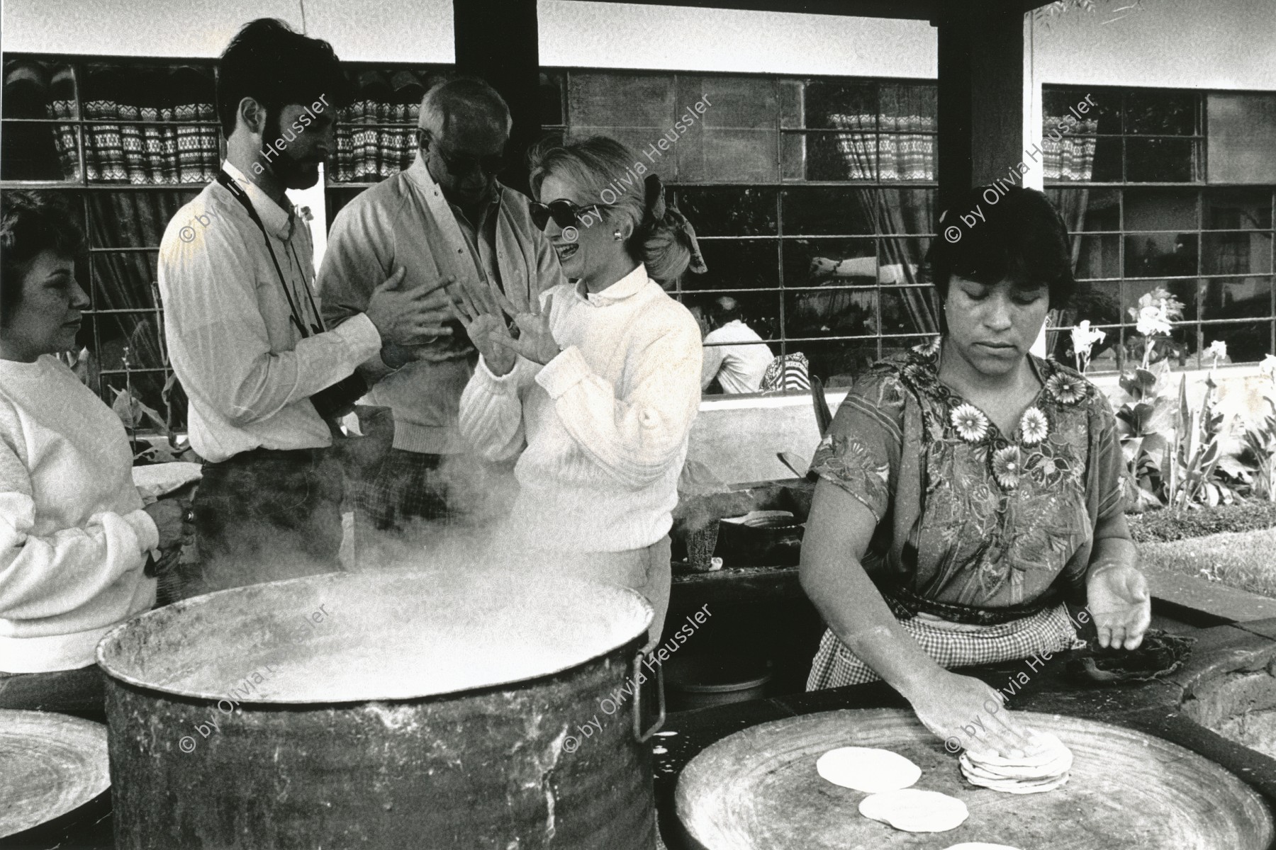 Image of sheet 19880910 photo 8: Viele der Indianischen Urbevölkerung in Guatemala verdienen ihr Leben in der Tourismusbranche mit Showcoocking, Antigua Guatemala 1988.