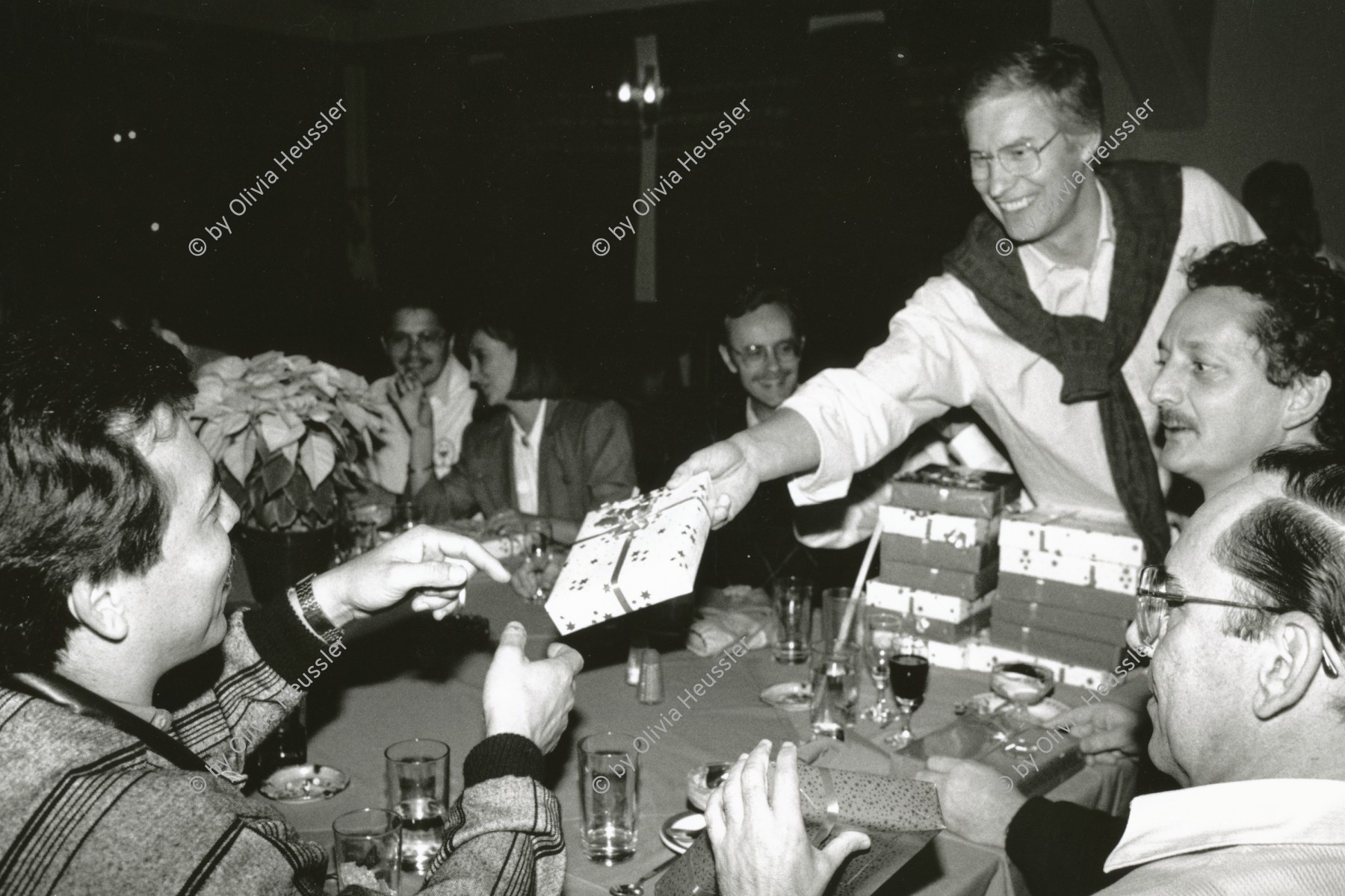 Image of sheet 19880920 photo 22: Fundes feiert Weihnachten mit den Arbeitern und  Eckhart Öhring verteilt im Beisein (re.) von Ernst Brugger, Geschenke im Hotel Antigua  Guatemala 1988 √