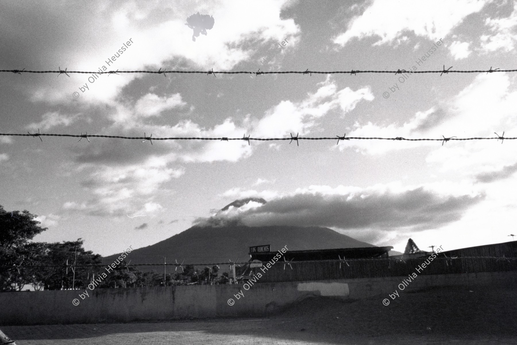 Image of sheet 19880920 photo 3: Der Vulkan Fuego bei Antigua, hinter Stacheldraht. 1988 √ Guatemala. 12.88