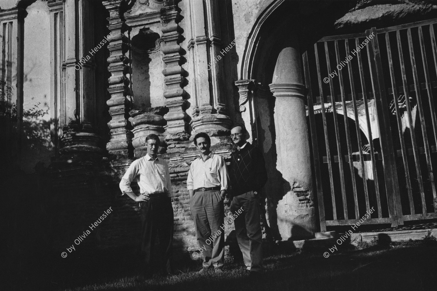 Image of sheet 19880930 photo 18: v.l.n.r. Eckhart Oehring, Ernst A. Brugger und Markus Reichmuth von der Fundes in Antigua Guatemala. Dez. 1988 √