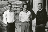 Image of sheet 19880930 photo 24: Portraits drei FUNDES Delegierte unter Sonnenschirmen in Ferienstimmung. v.l.n.r. Eckhart Oehring, Ernst A. Brugger und Markus Reichmuth von der Fundes in Antigua Guatemala. Dez. 1988 √