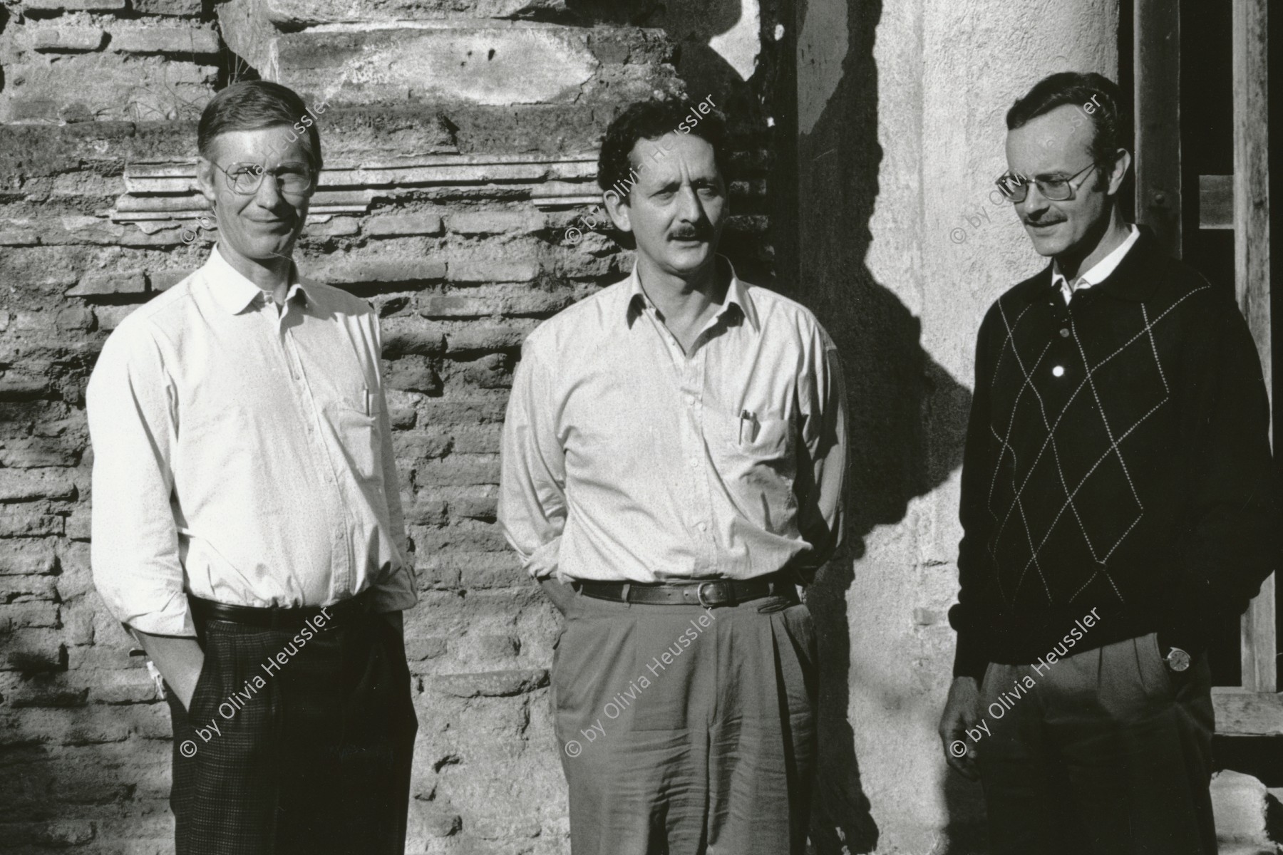 Image of sheet 19880930 photo 24: Portraits drei FUNDES Delegierte unter Sonnenschirmen in Ferienstimmung. v.l.n.r. Eckhart Oehring, Ernst A. Brugger und Markus Reichmuth von der Fundes in Antigua Guatemala. Dez. 1988 √