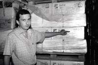Image of sheet 19880940 photo 3: In Duralita (Tochterunternehmen von Eternit) arbeitet man mit Asbest pakete. packen. Ein Mann zeigt mir das verpackte asbesthaltige Material Guatemala 1988 √