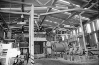 Image of sheet 19880950 photo 1: In der Duralita. Eternit tochter. schmidheiny Familie heute Holcim, Im Labor für Qualitätskontrolle. Materialtest Halle. aufgeschichtete Eternit Welldächer. Fabrik von aussen. Asbest Guatemala 1988

'Compañeros Mantengamos nuestras Instalaciones limpias y ordenadas'