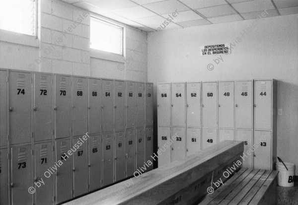 Image of sheet 19880960 photo 0: Umkleideraum mit Tafel: »Werfen wir den Abfall in den Abfallkorb« -Asbestfabrik Duralita, Guatemala 1988.

Aus: Besichtigung der Hinterhöfe/Rotpunktverlag rpv und WOZ