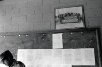Image of sheet 19880960 photo 1: Am schwarzen Brett der Gewerkschaft hängt eine Fotografie vom Streik aus dem Jahre 1978, Duralita, Eternit Tochter, Guatemala 1988.