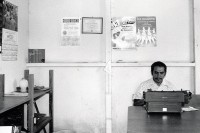 Image of sheet 19880960 photo 22: Duralita. Eternit Tochter. schmidheiny Holcim Ein Solidarismo Vertreter gibt auch Nestlé Milch an die Arbeiter ab. Seine Baracke besteht aus Eternitelementen. Asbest Dach. Guatemala 1988 √ asbestos 
© 1988, by OLIVIA HEUSSLER / www.clic.li