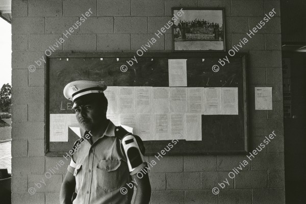 Image of sheet 19880960 photo 33: Am schwarzen Brett der Gewerkschaft hängt eine Photographie vom Streik aus dem Jahre 1978. Duralita. Eternit Tochter. Asbest Dach. Der Guardia Wächter Schutzmann Polizei beamter vor der Gewerkschaftstafel. Eingang. Guatemala 1988 √

Aus: Besichtigung der Hinterhöfe/Rotpunktverlag rpv und WOZ
© 1988, by OLIVIA HEUSSLER / www.clic.li 

Duralita. Eternit Tochter. schmidheiny Holcim Guatemala 1988 √