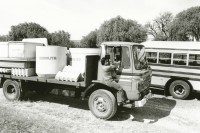 Image of sheet 19880960 photo 8: In der 'Duralita' werden auch Eternit platten ohne Asbest hergestellt.  asbestos Die fabrik gehört dem Schweizer Schmidheyni. Besitzer der Eternit. heute Holcim. Guatemala 1988 √ camion truck
© 1988, by OLIVIA HEUSSLER / www.clic.li