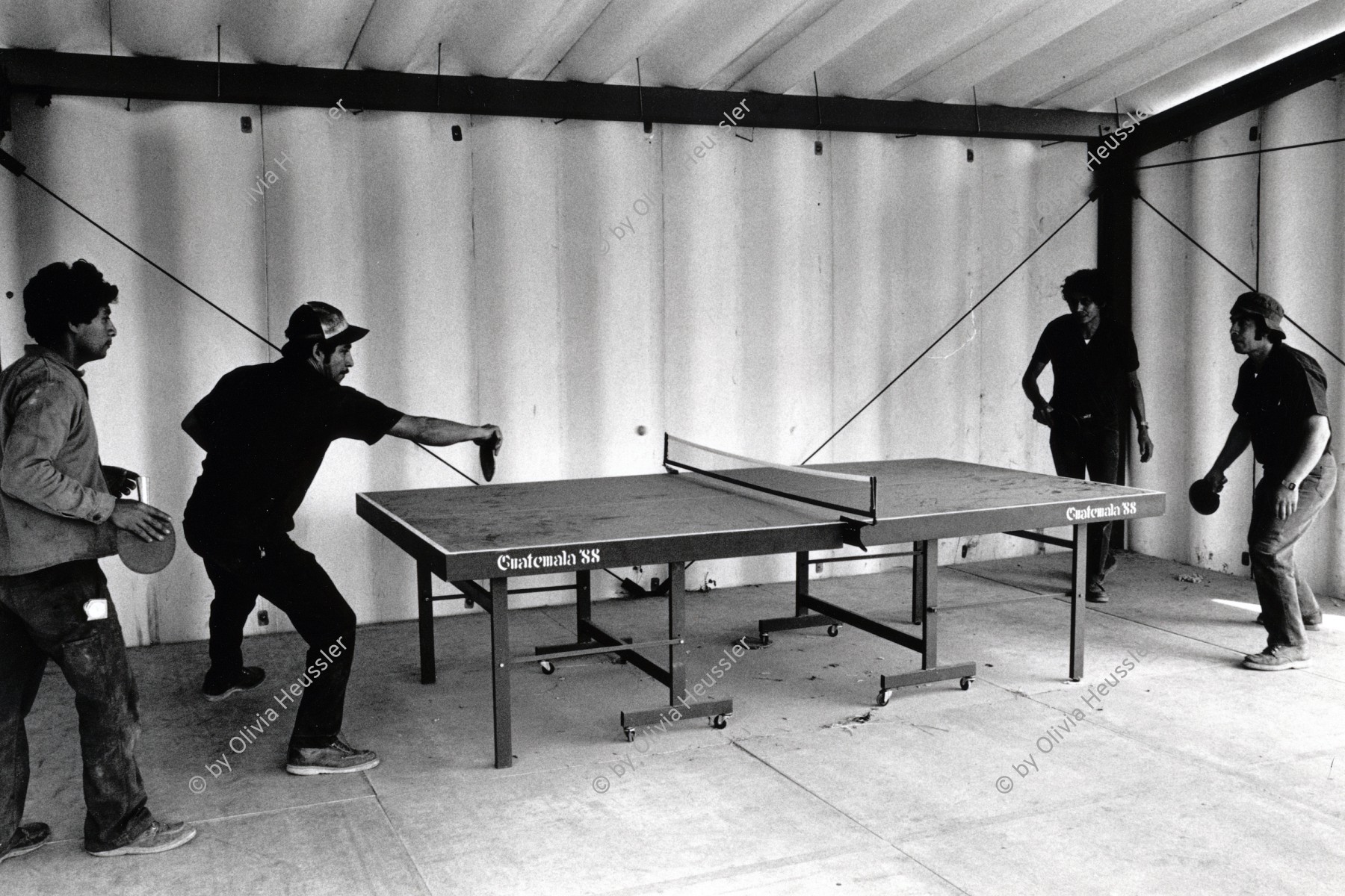 Image of sheet 19880970 photo 21: Arbeiter der Duralita spielen Ping Pong in der Pause, Guatemala, 1988.