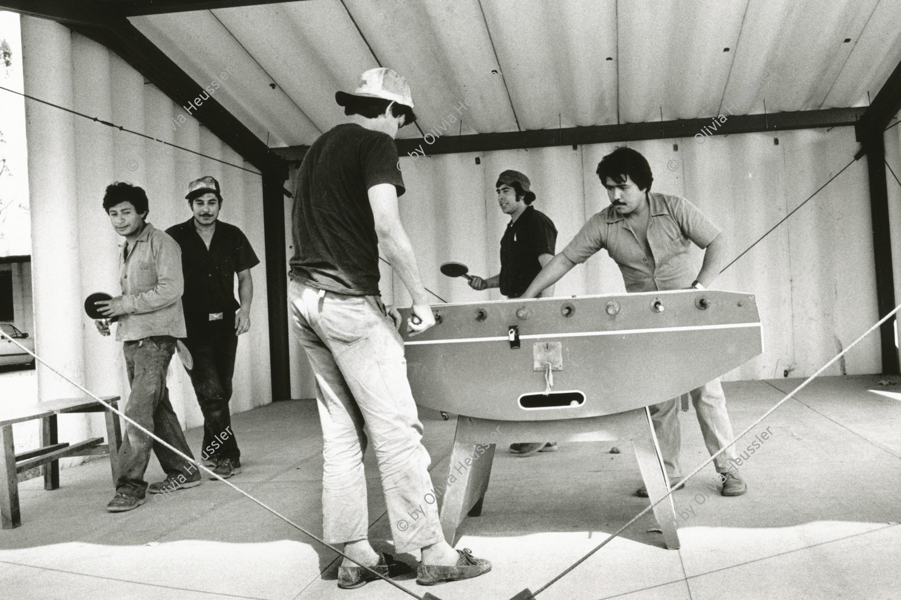 Image of sheet 19880970 photo 23: Arbeiter der Duralita spielen in der Pause Tischfussball, Guatemala, 1988.