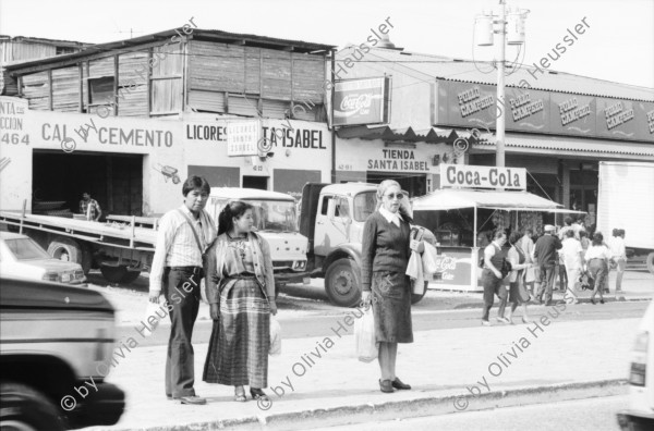 Image of sheet 19880970 photo 25: Duralita, Portrait Patrocinio de Jesus Monzon (Sindicato de Trabajadores de Productos Duralita SA) angeschlossen an UNSITRAGUA und FDTG /Federacion de Trabajadores Guatemalteco) Arbeiter vor dem Duralita Streik Bild. Solidarismo Vertreter, Arbeiter spielen Ping Pong. in Eternit Haus. Madonna Figur unter Eternit Dach (WOZ) Betrunkener. In der Duralita Tochter des schweizer Unternehmens Eternit, Schmidheiny, heute Holcim, wird mit neuer und asbesthaltiger Asbest Technologie Material gearbeitet. Fundes Projekt. Guatemala 1988
Aus: Besichtigung der Hinterhöfe/Rotpunktverlag rpv und WOZ