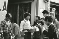 Image of sheet 19880970 photo 28: Ein Strassenverkäufer verkauft Kaugummi, Guatemala City 1988.
work street worker man