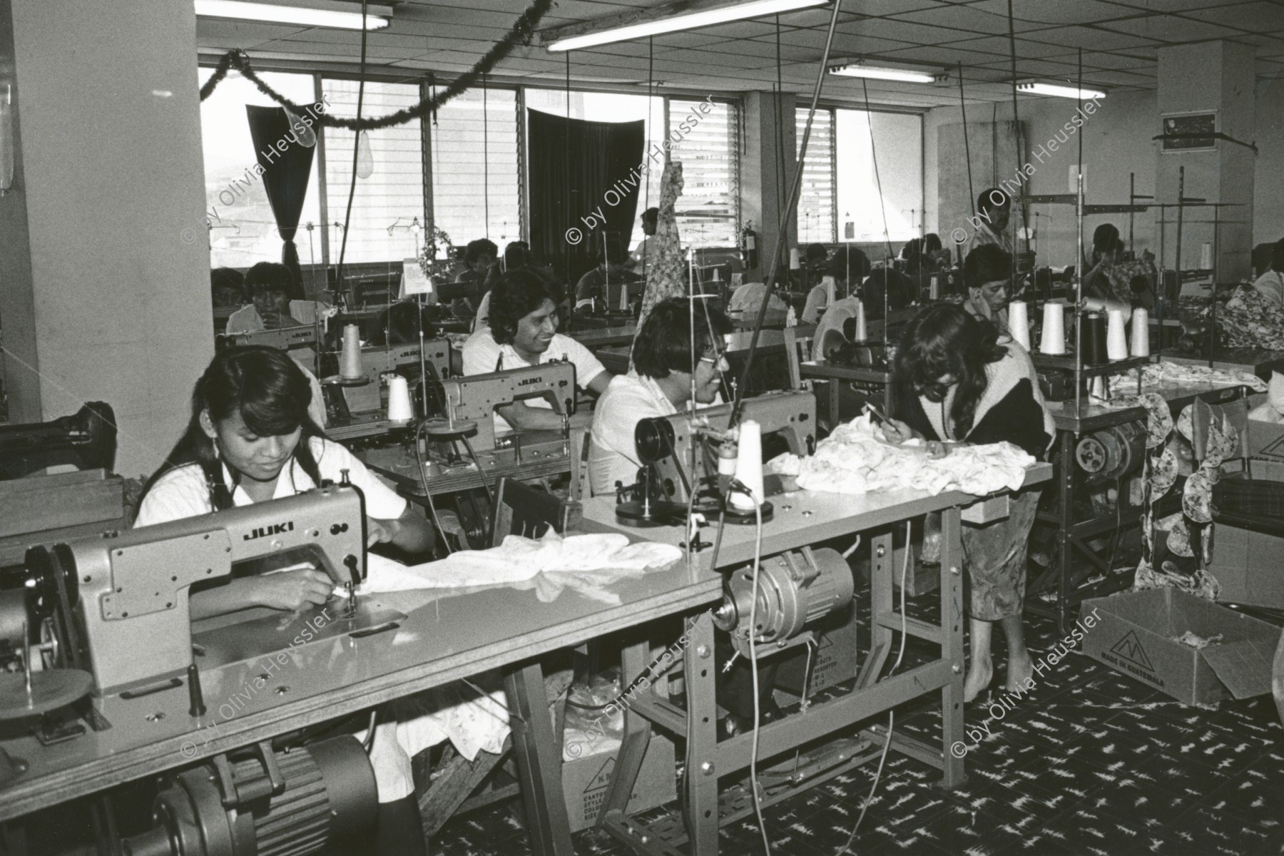 Image of sheet 19880980 photo 21: Eine Miniempresa Fundes-Projekt Schneiderei im Arbeitsraum. Campesino Frau arbeitet an der Arbeit in der Schneiderei. Guatemala City 
Arbeitskraft in einem Kleinbetrieb von Guatemala. Produktion von Jeans und Uniformhosen im Betrieb Merar y Torres.
in a small Guatemaltecan Industrial Firm that is being subsidized by the Swiss Organization 'Fundes'. Fundes contributes money to small industries in Third World Countries and gets its money from the Swiss Industry. Guatemala 1988 V