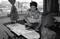 Image of sheet 19880980 photo 30: Eine Miniempresa Fundes-Projekt Schneiderei Arbeitsraum. Indigena Campesino Frau arbeitet als Büglerin. Bügeln an der Arbeit Guatemala City 
Arbeitskraft in einem Kleinbetrieb von Guatemala. Produktion von Jeans und Uniformhosen im Betrieb Merar y Torres.

Woman ironing in a small Guatemaltecan Industrial Firm that is being subsidized by the Swiss Organization 'Fundes'. Fundes contributes money to small industries in Third World Countries and gets its money from the Swiss Industry. Guatemala 1988 √
