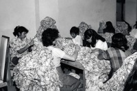 Image of sheet 19880980 photo 34: © 1988, Olivia Heussler/www.clic.li
Dieser Betrieb wird von der 'Fundes' unterstützt. Einer Organisation von Schweizer Unternehmern. Guatemala 1988 √

Junge Kinder und Jugendliche Arbeitskräfte in einem Kleinbetrieb von Guatemala. Produktion von Jeans und Uniformhosen im Betrieb Merar y Torres.
boy work child factory