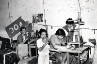 Image of sheet 19880980 photo 4: Eine Miniempresa Fundes-Projekt Schneiderei Arbeitsraum. Schneiderei. Guatemala City 
Arbeitskraft in einem Kleinbetrieb von Guatemala. Produktion von Jeans und Uniformhosen im Betrieb Merar y Torres.

Guatemaltecan Industrial Firm that is being subsidized by the Swiss Organization 'Fundes'. Fundes contributes money to small industries in Third World Countries and gets its money from the Swiss Industry. Guatemala 1988 √
