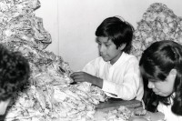 Image of sheet 19880990 photo 0: In Guatemala arbeiten viele Kinder in den Hinterhöfen unter harten Bedingungen. Guatemala City 1988 √

Eine Miniempresa Fundes-Projekt Schneiderei im Arbeitsraum. Indigena Indio 13 jähriger Junge an der Arbeit in der Schneiderei. 
Arbeitskraft in einem Kleinbetrieb von Guatemala. Produktion von Jeans und Uniformhosen im Betrieb Merar y Torres.

in a small Guatemaltecan Industrial Firm that is being subsidized by the Swiss Organization 'Fundes'. Fundes contributes money to small industries in Third World Countries and gets its money from the Swiss Industry. Guatemala 1988

Aus: Besichtigung der Hinterhöfe/Rotpunktverlag rpv und WOZ