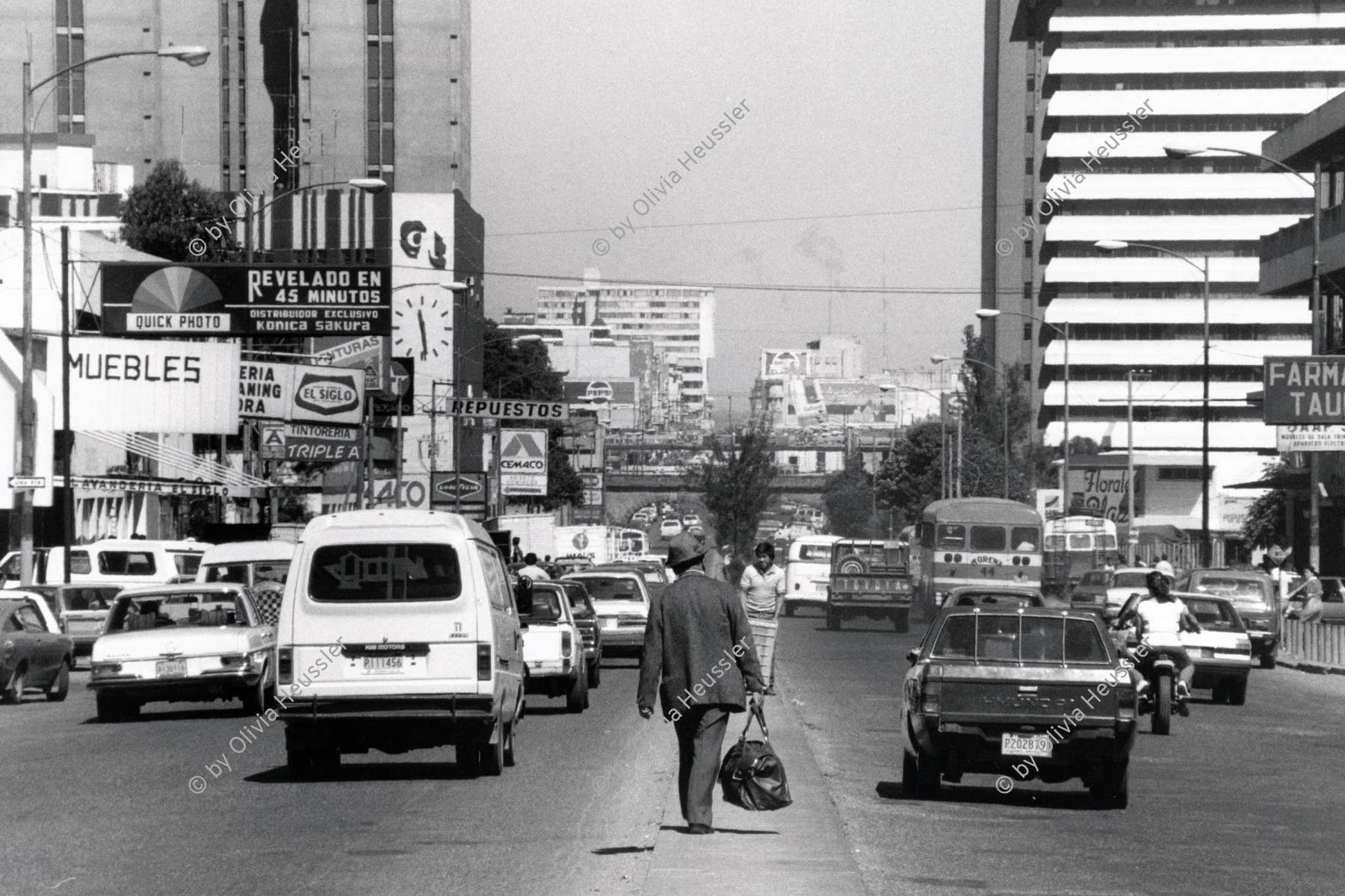 Image of sheet 19880990 photo 19: Passanten Fussgänger auf der Hauptstrasse nach Guatemala Stadt City. Guatemala 1988 √