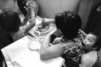 Image of sheet 19880990 photo 31: Der Kampf der Kinder vom Land Campesina Indigena, ums tägliche Essen am Markt. food eating eat Guatemala Central america Stadt City 12.88
 √
Indigenes Indigena Campesina Mädchen mit Kleinkind im tuch am Rücken.
Little girls with baby eating on the market. 1988

© 1988, OLIVIA HEUSSLER / www.clic.li