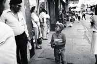 Image of sheet 19881000 photo 0: © 1988, Olivia Heussler/www.clic.li
Immerwieder versucht dieser Knabe den Passanten etwas anzubieten um an ein kleines Taschengeld zu kommen. Kinderarbeit auf der Strasse. Guatemala Strassenkinder 1988 √ street kids boy child children work