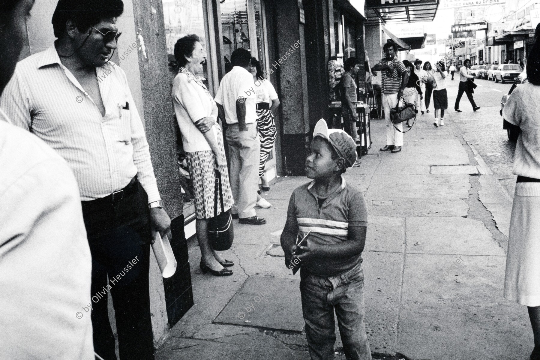 Image of sheet 19881000 photo 0: © 1988, Olivia Heussler/www.clic.li
Immerwieder versucht dieser Knabe den Passanten etwas anzubieten um an ein kleines Taschengeld zu kommen. Kinderarbeit auf der Strasse. Guatemala Strassenkinder 1988 √ street kids boy child children work