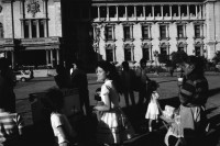 Image of sheet 19881000 photo 1: Vorweihnachtliches auf der Plaza de Gobierno vor dem Regierungs palast.  Christbaum, Würste werden angeboten. Weihnachtsbaum Weihnachten und Polizei. Strassenkind. Guatemala 1988 market meat women Weihnacht candle Kerzen Platz Frau verkauf junge Frauen Regierung Gobierno 


Aus: Besichtigung der Hinterhöfe/rpv WOZ