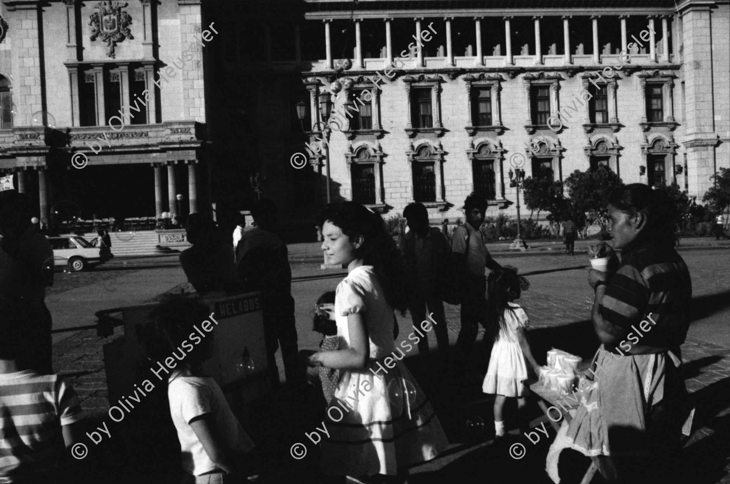 Image of sheet 19881000 photo 1: Vorweihnachtliches auf der Plaza de Gobierno vor dem Regierungs palast.  Christbaum, Würste werden angeboten. Weihnachtsbaum Weihnachten und Polizei. Strassenkind. Guatemala 1988 market meat women Weihnacht candle Kerzen Platz Frau verkauf junge Frauen Regierung Gobierno 


Aus: Besichtigung der Hinterhöfe/rpv WOZ