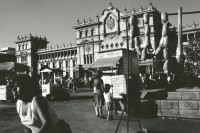 Image of sheet 19881000 photo 12: Markt verkäuferin Mit Würsten auf der Plaza de Gobierno Guatemala City. 12.88 1988 √ 
market saugage Würste meat Fleisch Regierungs palast platz woman verkauf young 
Aus: Besichtigung der Hinterhöfe/rpv WOZ
Out of: From time to time  / Von Zeit zu Zeit
Exhibition