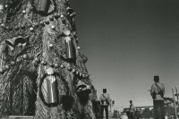 Image of sheet 19881000 photo 26: © 1988, olivia heussler /www.clic.li
Während den vorweihnächtlichen Zeremonien Mit Weihnachtsbaum von Soldaten bewacht, auf dem Regierungs platz Plaza de Gobierno in Guatemala City. 12.88 1988 √ christmas tree huge police soldier candles Weihnachten 

im Besitz von: Banco del Gottardo Chiasso 
Out of: From time to time  / Von Zeit zu Zeit
Exhibition

copyright by Olivia Heussler