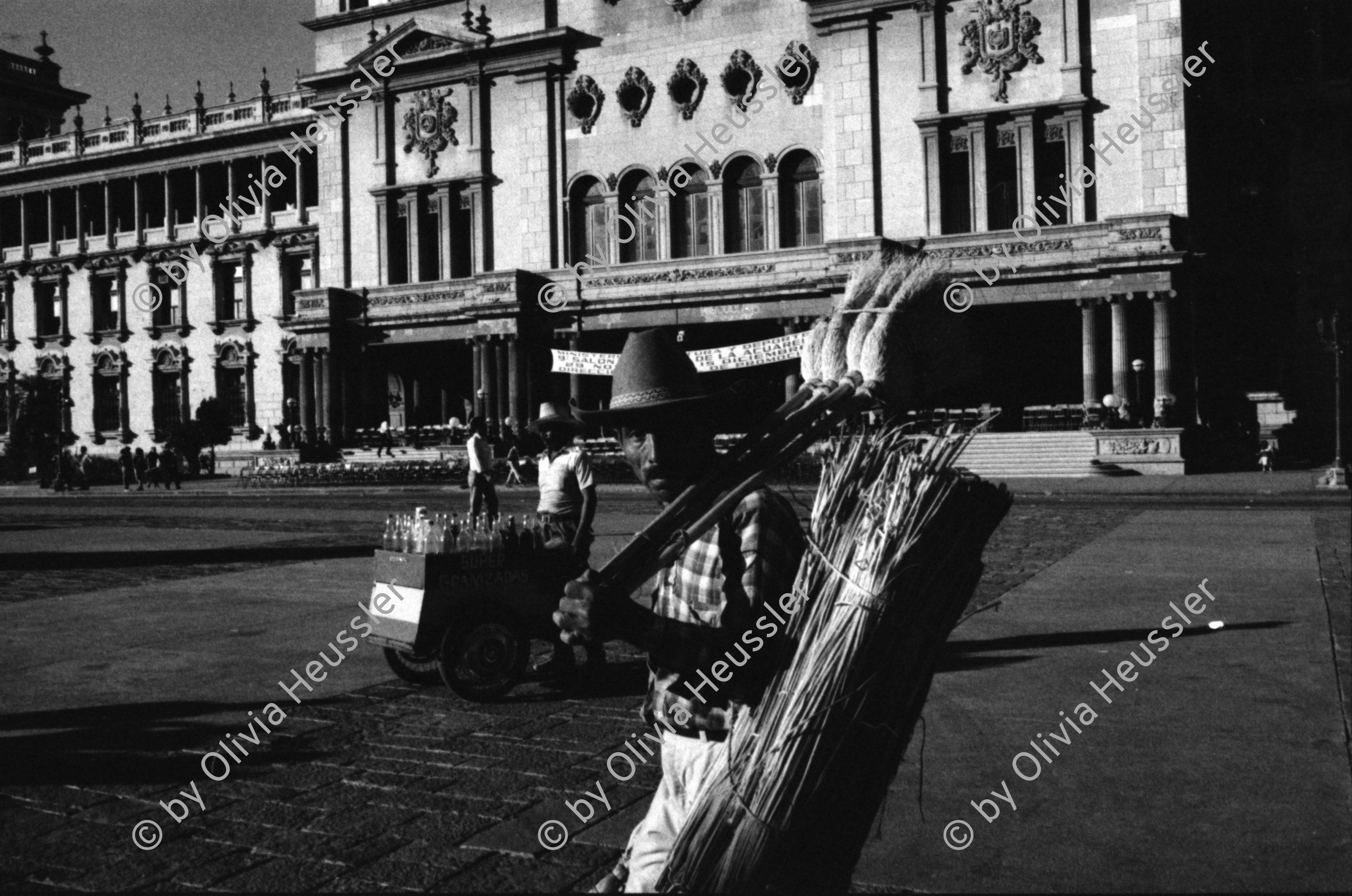 Image of sheet 19881000 photo 5: Vorweihnachtliches auf der Plaza de Gobierno vor dem Regierungs palast.  Christbaum, Würste werden angeboten. Weihnachtsbaum Weihnachten und Polizei. Strassenkind. Guatemala 1988 market meat women Weihnacht candle Kerzen Platz Frau verkauf junge Frauen Regierung Gobierno 


Aus: Besichtigung der Hinterhöfe/rpv WOZ