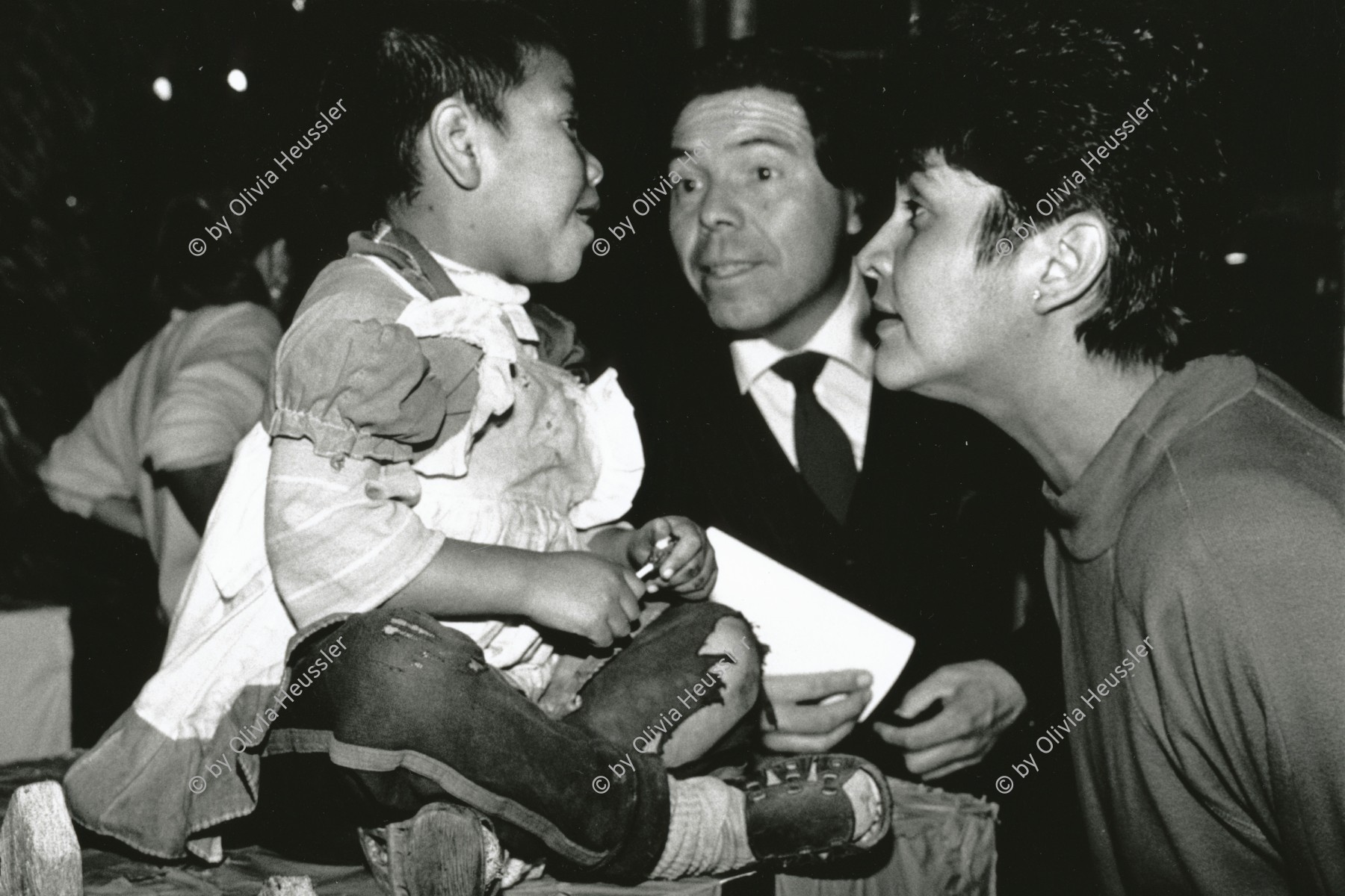 Image of sheet 19881010 photo 13: Die guatemaltekische Regierung versucht unter Vinicio Cerezo mit allen Mitteln der entäuschten Bevölkerung näher zu kommen. Auf dem Regierungsplatz steht ein Weihnachtsbaum und der 'Samichlaus' verschenkt den Strassenkinder kleine Geschenke. Findelkind Guatemala City 1988 √