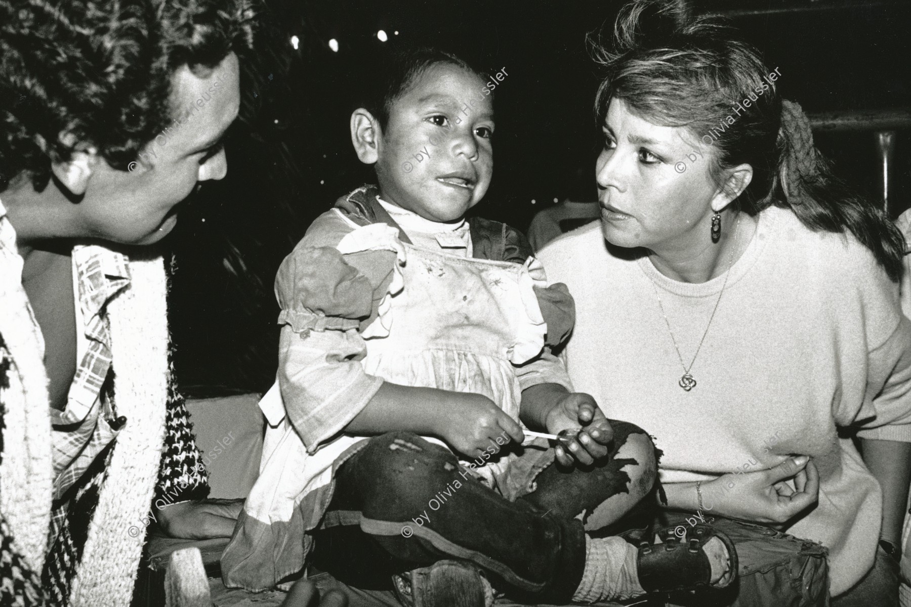 Image of sheet 19881010 photo 15: Dieses kleine Mädchen wurde auf der Strasse aufgefunden. Es wird versucht, herauszufinden wem es gehört. Guatemala City 1988 √