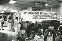Image of sheet 19881010 photo 25: 'Trabajadores edificio Sanchez Gua apoyamos convenio colectivo 
No a la intransigencia! si a la negociacion'
'gegen Unnachgiebigkeit ja zu Verhandlungen.'
Protest der Postangestellten Transparente im Posthauptgebäude.  Guatemala City 1988 √