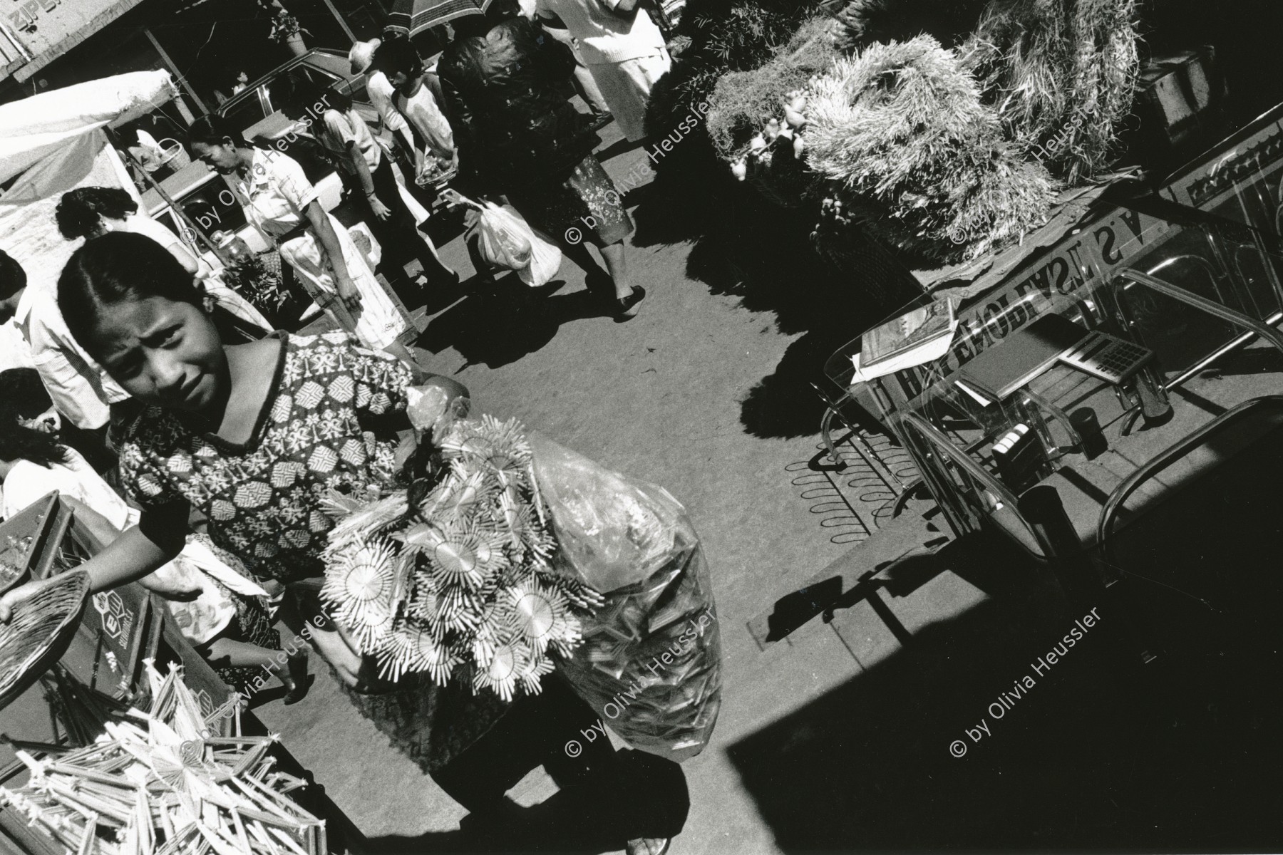 Image of sheet 19881010 photo 35: Junge Frau Indigena am Markt mit Papierblumen. Marktszenen. Guatemala City 1988 √

Aus: Besichtigung der Hinterhöfe/rpv WOZ