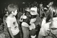 Image of sheet 19881010 photo 5: © 1988, Olivia Heussler/www.clic.li
Die Regierung versucht mit allen Mitteln den Strassenkindern ein schönes Weihnachtsfest zu halten. Der Weihnachtsmann verschenkt kleine Spielzeuge. Guatemala Stadt City 1988 √ santa nicolao nicolau nicolas niklaus sankt niclaus