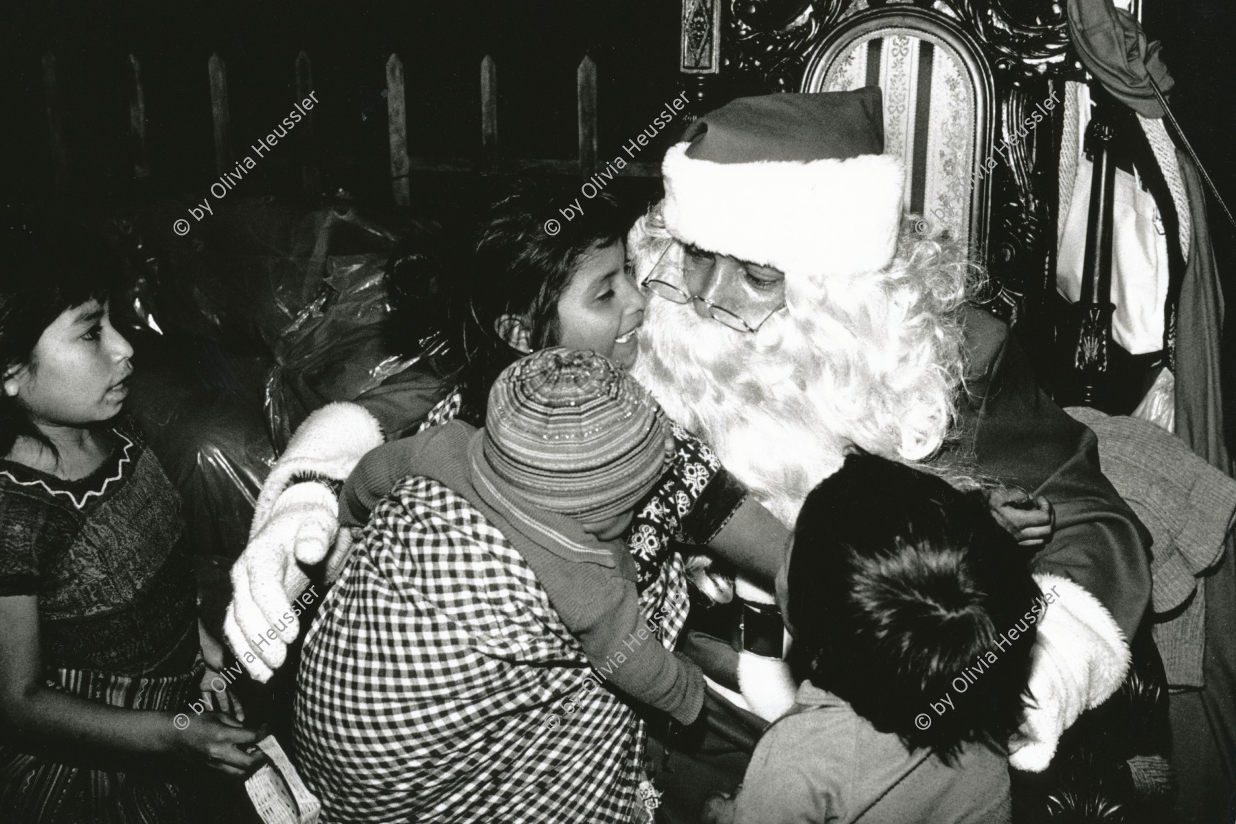 Image of sheet 19881010 photo 7: Die Regierung versucht mit allen Mitteln den Strassenkindern ein schönes Weihnachtsfest zu halten. Der Weihnachtsmann verschenkt kleine Spielzeuge. Guatemala City 12.88 1988 Stadt √