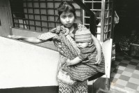 Image of sheet 19881020 photo 15: Eine Indigena mit Kleinkind im Tragtuch, Guatemala City,1988. 
 
girl with baby in bag baby sling wrap