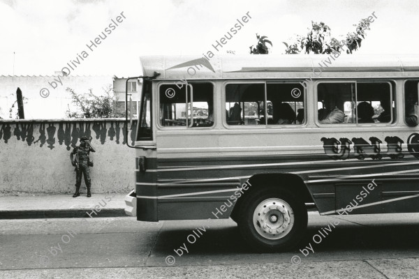 Image of sheet 19881020 photo 17: Autobus und Soldat, Guatemala 1988.
Graffiti Wandmalerei