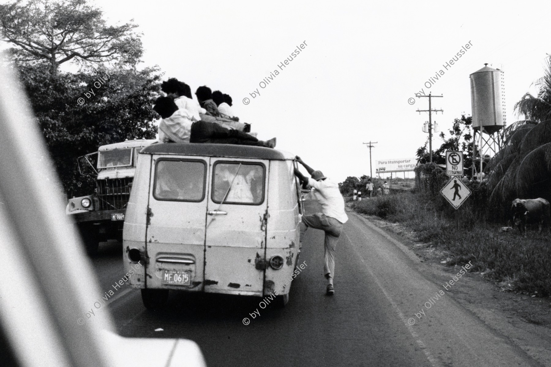 Image of sheet 19881020 photo 20: Passagier springt auf fahrenden Kleinbus, Nicaragua, 1988.