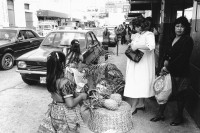 Image of sheet 19881020 photo 4: Indigene Frauen verkaufen ihre Früchte am Strassenrand, Guatemala 1988.
 Ananas pineaple Indigene