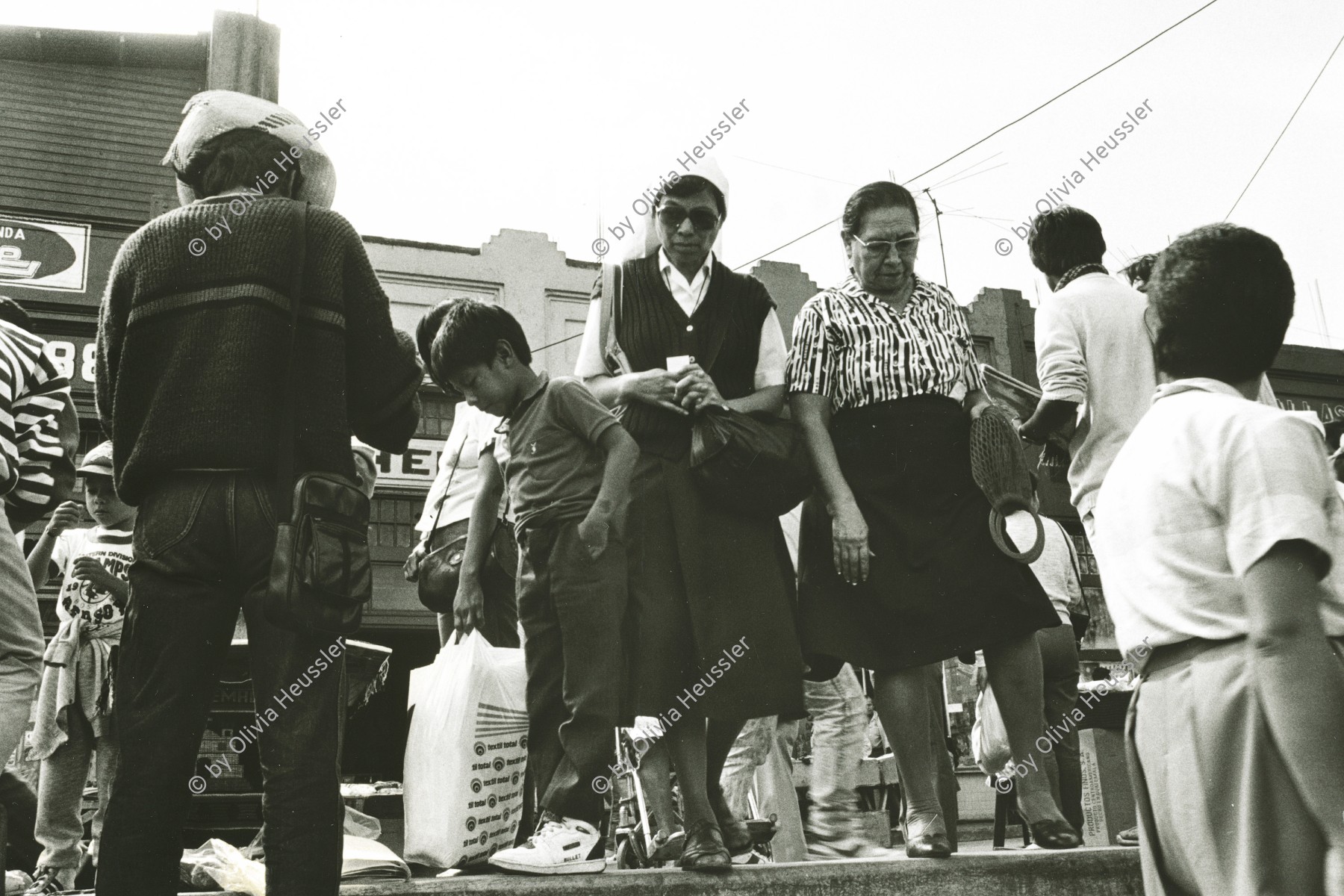 Image of sheet 19881020 photo 5: Strassenszene mit Passanten auf Gehsteig beim Mercado Central, Guatemala City 1988. streetszene with pedestrian religios sister woman women