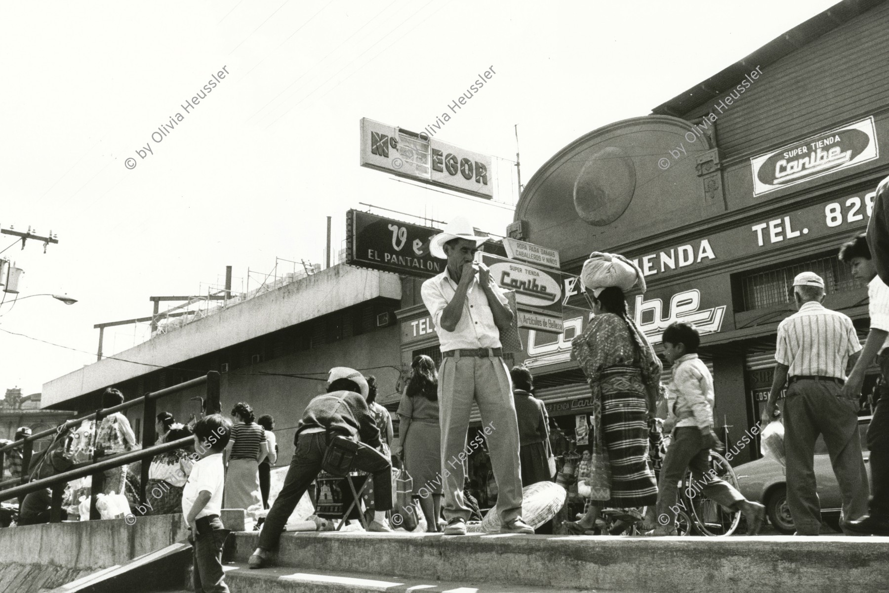 Image of sheet 19881020 photo 7: Strassenszene in Guatemala City, 1988. Gehsteig Passanten indiegene indigena indios