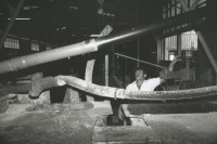 Image of sheet 19881030 photo 14: In der Eternit Fabrik 'Nicalit' in Nicaragua wird noch mit asbest gearbeitet. 1988 √

Asbesthaltige Produkte fuer den Gartenbau, am 19. Dezember 1988 in der Nicalit Asbest-Fabrik in San Rafael del Sur in Nicaragua, Zentralamerika. Die Nicalit gehoert zum Schmidheiny-Konzern, der weltweit in verschiedenen Fabriken Produkte mit Asbestfasern herstellt. Jahre danach sind viele ehemalige Asbest-Arbeiter an Asbestose erkrankt, einer Krankheit die durch die Asbestfasern ausgeloest wird. Die wenigsten dieser Arbeiter erhielten Entschaedigungen, nachdem die gesundheitsschaedigenden Eigensschaften von Asbest bekannt wurden, die meisten sind ihrer Krankheit
Arbeiter in der Nicalit-Fabrik. Eine Eternit Tochter, Schmidheinys heutige Holcim, produzierte ausschliesslich aus Geldmangel noch mit Asbest. Die Arbeiter während ihrer Arbeit. Nicaragua libre San Raffael del Sur 1988 √

Für: Besichtigung der Hinterhöfe/rpv WOZ