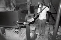 Image of sheet 19881030 photo 18: In der Eternit Fabrik 'Nicalit' in Nicaragua wird noch mit asbest gearbeitet. 1988 √

Asbesthaltige Produkte fuer den Gartenbau, am 19. Dezember 1988 in der Nicalit Asbest-Fabrik in San Rafael del Sur in Nicaragua, Zentralamerika. Die Nicalit gehoert zum Schmidheiny-Konzern, der weltweit in verschiedenen Fabriken Produkte mit Asbestfasern herstellt. Jahre danach sind viele ehemalige Asbest-Arbeiter an Asbestose erkrankt, einer Krankheit die durch die Asbestfasern ausgeloest wird. Die wenigsten dieser Arbeiter erhielten Entschaedigungen, nachdem die gesundheitsschaedigenden Eigensschaften von Asbest bekannt wurden, die meisten sind ihrer Krankheit

Reportage über die Produktion von mit Asbest produziertem und mit neuer Technologie hergestellem Material bei der damaligen Schmidheiny Tochter Nicalit in San Rafael del Sur.
Viele der ArbeiterInnen leben heute nicht mehr, das sie ohne Schutz gearbeitet haben.