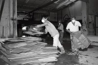 Image of sheet 19881030 photo 28: In der Eternit Fabrik 'Nicalit' in Nicaragua wird noch mit asbest gearbeitet. 1988 √

Asbesthaltige Produkte fuer den Gartenbau, am 19. Dezember 1988 in der Nicalit Asbest-Fabrik in San Rafael del Sur in Nicaragua, Zentralamerika. Die Nicalit gehoert zum Schmidheiny-Konzern, der weltweit in verschiedenen Fabriken Produkte mit Asbestfasern herstellt. Jahre danach sind viele ehemalige Asbest-Arbeiter an Asbestose erkrankt, einer Krankheit die durch die Asbestfasern ausgeloest wird. Die wenigsten dieser Arbeiter erhielten Entschaedigungen, nachdem die gesundheitsschaedigenden Eigensschaften von Asbest bekannt wurden, die meisten sind ihrer KrankheitReportage über die Produktion von mit Asbest produziertem und mit neuer Technologie hergestellem Material bei der damaligen Schmidheiny Tochter Nicalit in San Rafael del Sur.
Viele der ArbeiterInnen leben heute nicht mehr, das sie ohne Schutz gearbeitet haben.