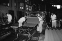 Image of sheet 19881030 photo 3: Arbeiter in der Nicalit-Fabrik. Eine Eternit Tochter, Schmidheinys heutige Holcim, produzierte ausschliesslich aus Geldmangel noch mit Asbest aus der ehemaligen Sowietunion UDSSR. Die Arbeiter während ihrer Arbeit. Einige tragen Schutzmasken. Nicaragua libre San Raffael del Sur 1988 
Für: Besichtigung der Hinterhöfe/rpv WOZ