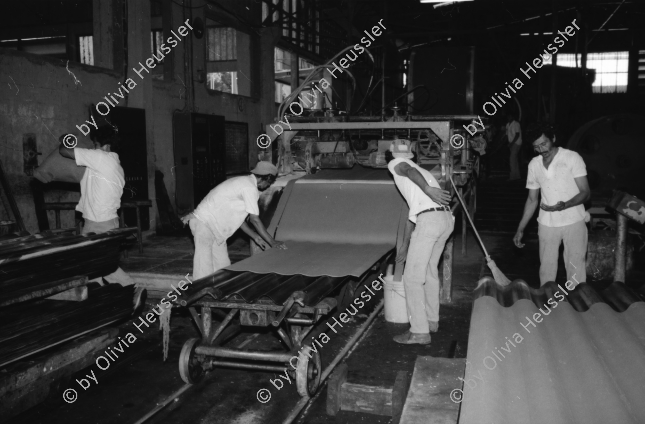 Image of sheet 19881030 photo 3: Arbeiter in der Nicalit-Fabrik. Eine Eternit Tochter, Schmidheinys heutige Holcim, produzierte ausschliesslich aus Geldmangel noch mit Asbest aus der ehemaligen Sowietunion UDSSR. Die Arbeiter während ihrer Arbeit. Einige tragen Schutzmasken. Nicaragua libre San Raffael del Sur 1988 
Für: Besichtigung der Hinterhöfe/rpv WOZ